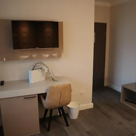 Отель Bispinger Hof Биспинген