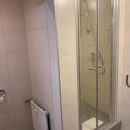 Отель Bispinger Hof Биспинген